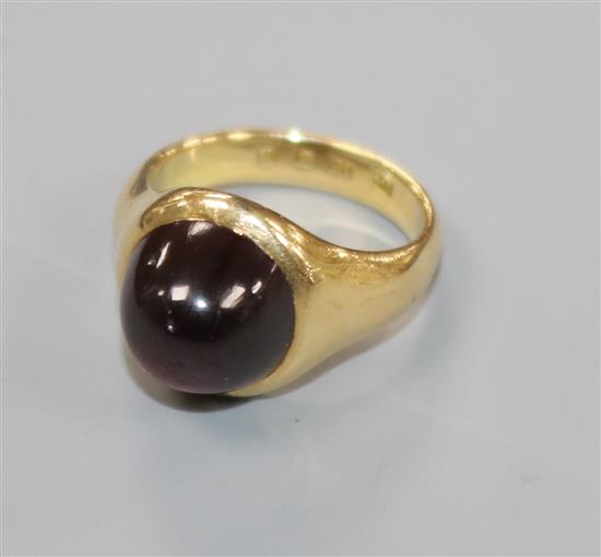 A 1930s 18ct gold and cabochon garnet ring, size E.